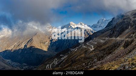 Folle strada di switchback sulle alte montagne delle Ande. Perù, Sud America. Foto Stock