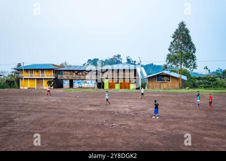 Un gruppo di giovani che giocano a football in un villaggio remoto. Perù, Sud America. Foto Stock