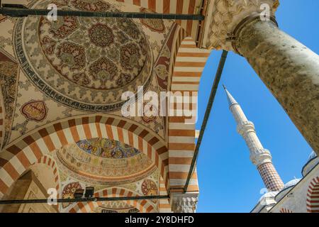 Edirne, Turchia - 3 ottobre 2024: La moschea UC Serefeli o moschea dei tre balconi a Edirne, Turchia. Foto Stock