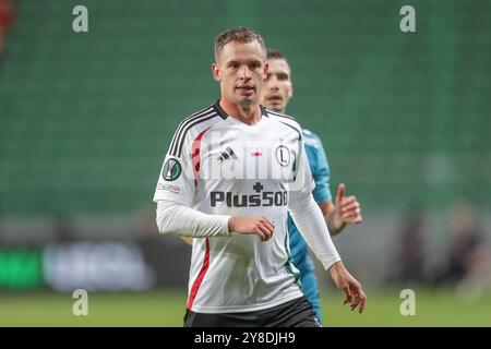 Kacper Chodyna del Legia Warszawa visto durante la partita di UEFA Conference League 2024/2025 tra Legia Warszawa - Real Betis Balompie al Marshall Jozef Pilsudskis Municipal Stadium di Legia Varsavia. Punteggio finale; Legia Warszawa 1:0 Real Betis Balompie. Foto Stock