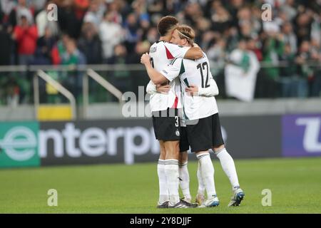 I giocatori del Legia Warszawa festeggiano dopo aver vinto la partita della UEFA Conference League 2024/2025 tra il Legia Warszawa - Real Betis Balompie allo stadio municipale Marshall Jozef Pilsudskis di Legia Varsavia. Punteggio finale; Legia Warszawa 1:0 Real Betis Balompie. Foto Stock