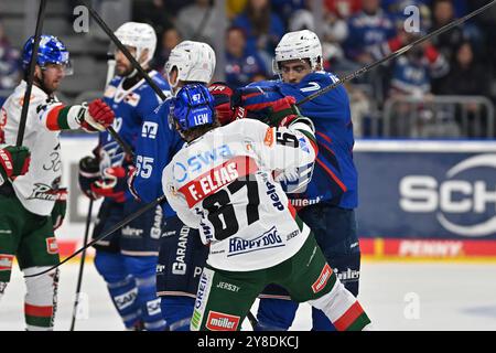 Mannheim, Germania. 4 ottobre 2024. John Gilmour Adler Mannheim #7 vs Florian Elias Augsburger Panther Nr.67 Adler Mannheim vs Augsburg Panther, Eishockey, DEL, 04.10.2024 foto: Eibner-Pressefoto/Daniel Bamberger Credit: dpa/Alamy Live News Foto Stock