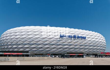 Monaco di Baviera, Germania - 13 agosto 2024. Allianz Arena di Monaco, vista esterna, cielo blu. Foto Stock