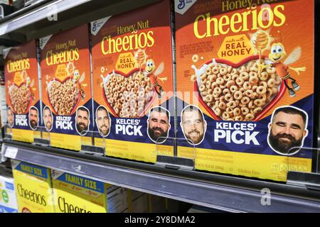 Chicago, Stati Uniti. 4 ottobre 2024. I cereali Honey Nut Cheerios con Travis e Jason Kelce sul davanti della scatola possono essere visti su uno scaffale nella sala colazione di Whole Foods nel quartiere Lincoln Park di Chicago, Illinois, il 4 ottobre 2024. Il generale Mills reclutò i fratelli Kelce per una leggendaria linea di cereali composta da Honey Nut Cheerios, Cinnamon toast Crunch, Lucky Charms REESE'S PUFFS e il nuovo Kelce Mix. (Foto di: Alexandra Buxbaum/Sipa USA) credito: SIPA USA/Alamy Live News Foto Stock