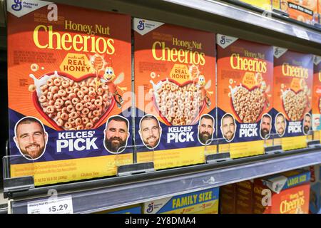 Chicago, Stati Uniti. 4 ottobre 2024. I cereali Honey Nut Cheerios con Travis e Jason Kelce sul davanti della scatola possono essere visti su uno scaffale nella sala colazione di Whole Foods nel quartiere Lincoln Park di Chicago, Illinois, il 4 ottobre 2024. Il generale Mills reclutò i fratelli Kelce per una leggendaria linea di cereali composta da Honey Nut Cheerios, Cinnamon toast Crunch, Lucky Charms REESE'S PUFFS e il nuovo Kelce Mix. (Foto di: Alexandra Buxbaum/Sipa USA) credito: SIPA USA/Alamy Live News Foto Stock