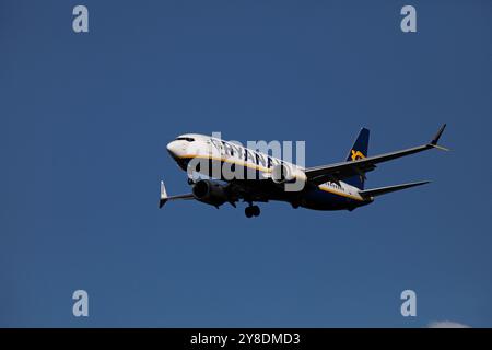 Ryanair 737 in avvicinamento finale. Foto Stock