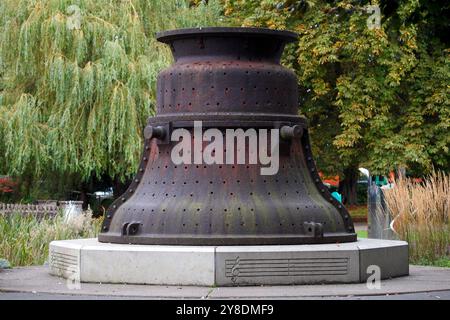 "Great Paul" Bell Case, Queen's Park, Loughborough. Inghilterra, Regno Unito. Questo involucro in ghisa fu usato per fondere la campana da 16 tonnellate, fusa dalla fonderia Taylors, Lough Foto Stock