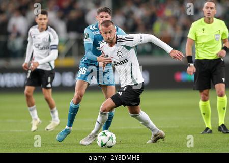 Varsavia, Polonia. 3 ottobre 2024. Sergi Altimira del Real Betis Balompie (L) e Tomas Pekhart di Legia Warszawa (R) visti in azione durante la partita di UEFA Conference League 2024/2025 tra Legia Warszawa - Real Betis Balompie al Marshall Jozef Pilsudskis Municipal Stadium di Legia Varsavia. Punteggio finale; Legia Warszawa 1:0 Real Betis Balompie. (Foto di Grzegorz Wajda/SOPA Images/Sipa USA) credito: SIPA USA/Alamy Live News Foto Stock