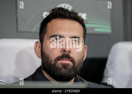 Varsavia, Polonia. 3 ottobre 2024. Allenatore Goncalo Feio del Legia Warszawa visto durante la partita di UEFA Conference League 2024/2025 tra Legia Warszawa - Real Betis Balompie al Marshall Jozef Pilsudskis Municipal Stadium di Legia Varsavia. Punteggio finale; Legia Warszawa 1:0 Real Betis Balompie. (Foto di Grzegorz Wajda/SOPA Images/Sipa USA) credito: SIPA USA/Alamy Live News Foto Stock