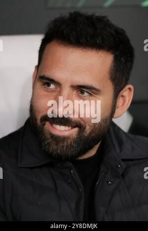 Varsavia, Polonia. 3 ottobre 2024. Allenatore Goncalo Feio del Legia Warszawa visto durante la partita di UEFA Conference League 2024/2025 tra Legia Warszawa - Real Betis Balompie al Marshall Jozef Pilsudskis Municipal Stadium di Legia Varsavia. Punteggio finale; Legia Warszawa 1:0 Real Betis Balompie. (Foto di Grzegorz Wajda/SOPA Images/Sipa USA) credito: SIPA USA/Alamy Live News Foto Stock