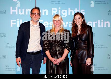 Human Rights Film Festival, Eröffnung im Kino in der Kulturbrauerei, Berlin 04.10.2024 Festivalleiter Jan Sebastian Friedrich-Rust und Lydia Spiesberger mit Luise Amtsberg Mitte bei der Eröffnungsveranstaltung des Human Rights Film Festivals 2024 am 4. Oktober 2024 im Kino in der Kulturbrauerei a Berlino. Berlin Kino in der Kulturbrauerei *** Human Rights Film Festival, apertura al Kino in der Kulturbrauerei, Berlino 04 10 2024 regista del Festival Jan Sebastian Friedrich Rust e Lydia Spiesberger con Luise Amtsberg Mitte all'evento di apertura del Festival dei diritti umani 2024 il 4 ottobre 2 Foto Stock