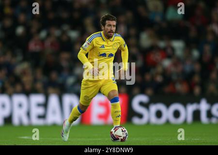 Joe Rothwell del Leeds United durante il match del campionato Sky Bet tra Sunderland e Leeds United allo Stadium of Light di Sunderland, venerdì 4 ottobre 2024. (Foto: Michael driver | mi News) crediti: MI News & Sport /Alamy Live News Foto Stock