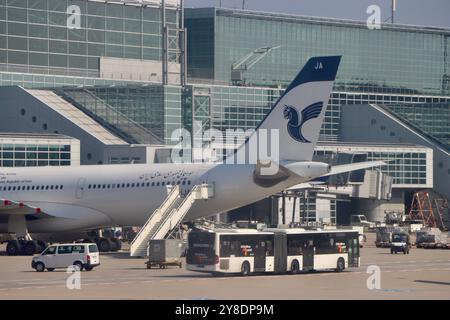 Iran Air, compagnia aerea della Repubblica Islamica dell'Iran all'Aeroporto di Francoforte, Germania, 30 agosto 2024 Foto Stock