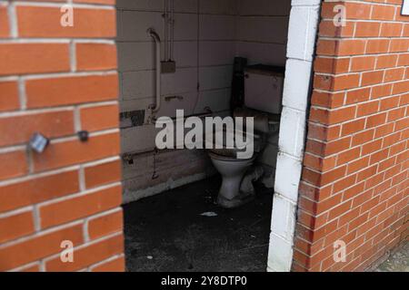 Rotherham, Regno Unito. 4 ottobre 2024. Una toilette abbandonata è visibile al Millmoor Stadium, l'ex sede del Rotherham United FC, che è ora riaperta al pubblico. Il Rotherham United ha giocato l'ultima volta al Millmoor 16 anni fa, ma ora il Ghost Ground sta tornando in vita con il campo che viene messo a disposizione delle squadre locali. Credito: SOPA Images Limited/Alamy Live News Foto Stock