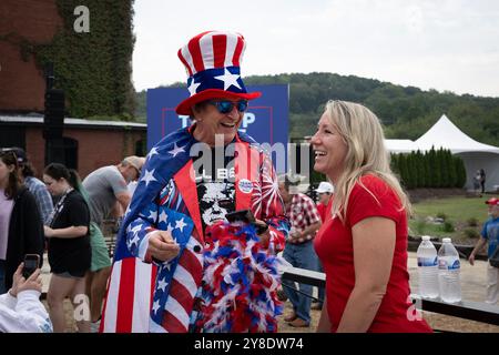 Roma, Georgia, Stati Uniti. 4 ottobre 2024. Sostenitori al raduno per il candidato alla vice presidenza repubblicano J.D. Vance a Roma, Georgia. (Immagine di credito: © Robin Rayne/ZUMA Press Wire) SOLO PER USO EDITORIALE! Non per USO commerciale! Crediti: ZUMA Press, Inc./Alamy Live News Foto Stock