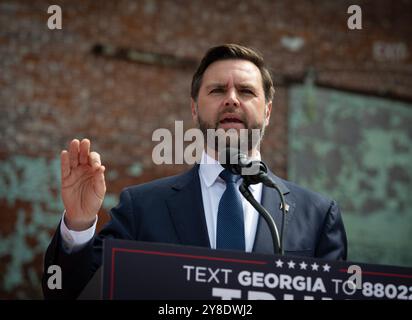 Roma, Georgia, Stati Uniti. 4 ottobre 2024. Il candidato repubblicano alla Vicepresidenza J.D. Vance ha fatto campagne al raduno a Roma, Georgia. (Immagine di credito: © Robin Rayne/ZUMA Press Wire) SOLO PER USO EDITORIALE! Non per USO commerciale! Crediti: ZUMA Press, Inc./Alamy Live News Foto Stock