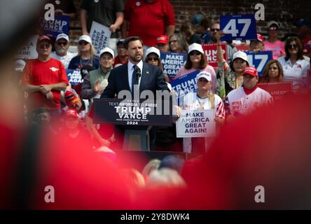 Roma, Georgia, Stati Uniti. 4 ottobre 2024. Il candidato repubblicano alla Vicepresidenza J.D. Vance ha fatto campagne al raduno a Roma, Georgia. (Immagine di credito: © Robin Rayne/ZUMA Press Wire) SOLO PER USO EDITORIALE! Non per USO commerciale! Crediti: ZUMA Press, Inc./Alamy Live News Foto Stock