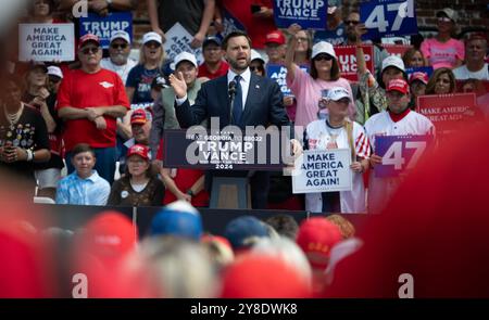 Roma, Georgia, Stati Uniti. 4 ottobre 2024. Il candidato repubblicano alla Vicepresidenza J.D. Vance ha fatto campagne al raduno a Roma, Georgia. (Immagine di credito: © Robin Rayne/ZUMA Press Wire) SOLO PER USO EDITORIALE! Non per USO commerciale! Crediti: ZUMA Press, Inc./Alamy Live News Foto Stock