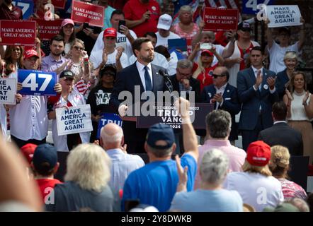 Roma, Georgia, Stati Uniti. 4 ottobre 2024. Il candidato repubblicano alla Vicepresidenza J.D. Vance ha fatto campagne al raduno a Roma, Georgia. (Immagine di credito: © Robin Rayne/ZUMA Press Wire) SOLO PER USO EDITORIALE! Non per USO commerciale! Crediti: ZUMA Press, Inc./Alamy Live News Foto Stock