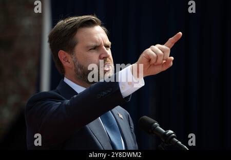 Roma, Georgia, Stati Uniti. 4 ottobre 2024. Il candidato repubblicano alla Vicepresidenza J.D. Vance ha fatto campagne al raduno a Roma, Georgia. (Immagine di credito: © Robin Rayne/ZUMA Press Wire) SOLO PER USO EDITORIALE! Non per USO commerciale! Crediti: ZUMA Press, Inc./Alamy Live News Foto Stock