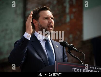 Roma, Georgia, Stati Uniti. 4 ottobre 2024. Il candidato repubblicano alla Vicepresidenza J.D. Vance ha fatto campagne al raduno a Roma, Georgia. (Immagine di credito: © Robin Rayne/ZUMA Press Wire) SOLO PER USO EDITORIALE! Non per USO commerciale! Crediti: ZUMA Press, Inc./Alamy Live News Foto Stock