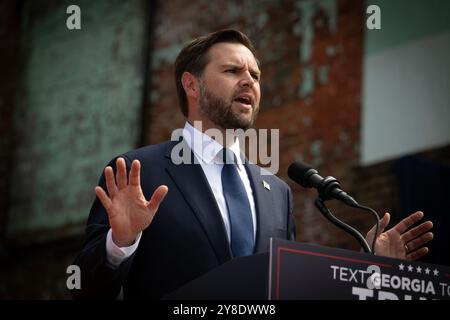 Roma, Georgia, Stati Uniti. 4 ottobre 2024. Il candidato repubblicano alla Vicepresidenza J.D. Vance ha fatto campagne al raduno a Roma, Georgia. (Immagine di credito: © Robin Rayne/ZUMA Press Wire) SOLO PER USO EDITORIALE! Non per USO commerciale! Crediti: ZUMA Press, Inc./Alamy Live News Foto Stock