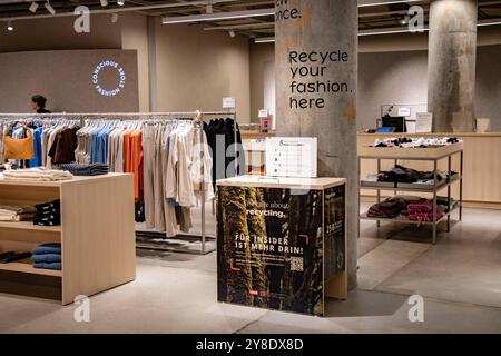 DAS Laden Peek & Cloppenburg Conscious Fashion Store im Einkaufszentrum The Playce am Potsdamer Platz a Berlino ore 16. Settembre 2024. Stadtentwicklungen a Berlino *** The Peek Cloppenburg Conscious Fashion Store nel centro commerciale Playce a Potsdamer Platz a Berlino il 16 settembre 2024 sviluppi urbani a Berlino Foto Stock