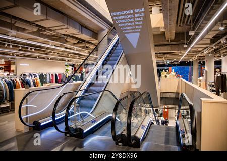 DAS Laden Peek & Cloppenburg Conscious Fashion Store im Einkaufszentrum The Playce am Potsdamer Platz a Berlino ore 16. Settembre 2024. Stadtentwicklungen a Berlino *** The Peek Cloppenburg Conscious Fashion Store nel centro commerciale Playce a Potsdamer Platz a Berlino il 16 settembre 2024 sviluppi urbani a Berlino Foto Stock