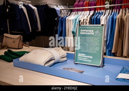 DAS Laden Peek & Cloppenburg Conscious Fashion Store im Einkaufszentrum The Playce am Potsdamer Platz a Berlino ore 16. Settembre 2024. Stadtentwicklungen a Berlino *** The Peek Cloppenburg Conscious Fashion Store nel centro commerciale Playce a Potsdamer Platz a Berlino il 16 settembre 2024 sviluppi urbani a Berlino Foto Stock