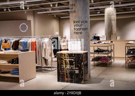 DAS Laden Peek & Cloppenburg Conscious Fashion Store im Einkaufszentrum The Playce am Potsdamer Platz a Berlino ore 16. Settembre 2024. Stadtentwicklungen a Berlino *** The Peek Cloppenburg Conscious Fashion Store nel centro commerciale Playce a Potsdamer Platz a Berlino il 16 settembre 2024 sviluppi urbani a Berlino Foto Stock