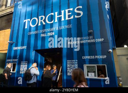 Torches è un emporio di cannabis autorizzato situato sulla E. 42nd St. A New York City, 2024, Stati Uniti Foto Stock