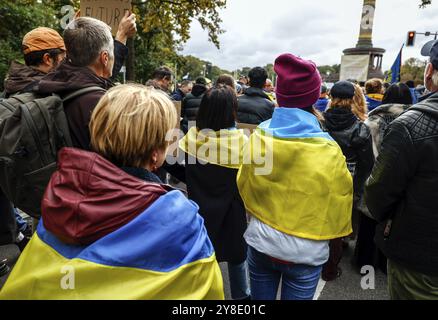 Ucraini alla contro-manifestazione la vostra pace è la nostra condanna a morte, Berlino, 3 ottobre 2024, Berlino, Berlino, Berlino, Germania, Europa Foto Stock