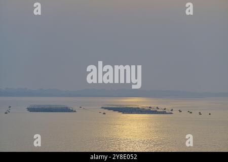 Tramonto dolce sul mare calmo allevamento di pesci, allevamento di salmoni, Bergen, Mare del Nord, Norvegia, Europa Foto Stock