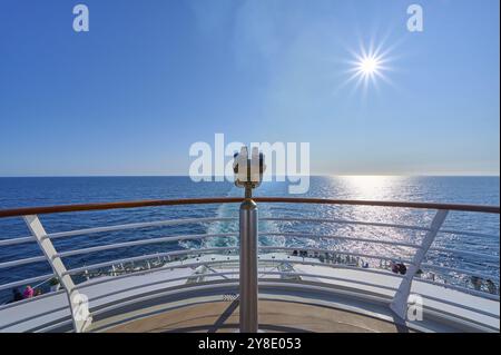 Vista dal ponte della nave, Mein Schiff 6, sotto il sole e il cielo azzurro, binocoli a poppa, Mare del Nord, Norvegia, Europa Foto Stock