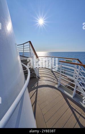 Vista dal ponte di una nave da crociera Mein Schiff 6 verso il mare soleggiato e il cielo limpido, il Mare del Nord, la Norvegia, l'Europa Foto Stock