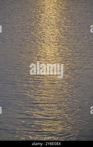 Tramonto sul Mare del Nord, riflesso delicato dei raggi del sole nell'acqua, Bergen, Mare del Nord, Norvegia, Europa Foto Stock