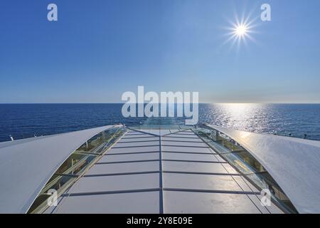 Vista dal ponte della nave, Mein Schiff 6, del vasto mare sotto il sole e il cielo azzurro, del Mare del Nord, della Norvegia, dell'Europa Foto Stock