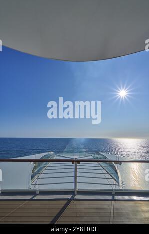 Vista dal ponte della nave, Mein Schiff 6, del vasto mare sotto il sole e il cielo azzurro, del Mare del Nord, della Norvegia, dell'Europa Foto Stock