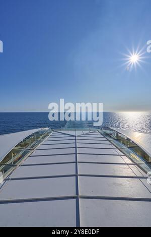 Vista dal ponte della nave, Mein Schiff 6, del vasto mare sotto il sole e il cielo azzurro, del Mare del Nord, della Norvegia, dell'Europa Foto Stock