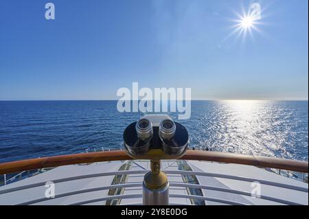 Vista dal ponte della nave, Mein Schiff 6, sotto il sole e il cielo azzurro, binocolo installato a poppa, Mare del Nord, Norvegia, Europa Foto Stock