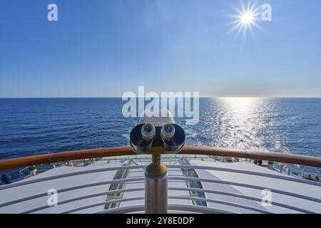 Vista dal ponte della nave, Mein Schiff 6, sotto il sole e il cielo azzurro, binocoli a poppa, Mare del Nord, Norvegia, Europa Foto Stock