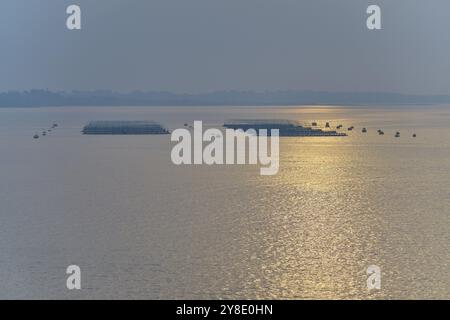 Tramonto dolce sul mare calmo allevamento di pesci, allevamento di salmoni, Bergen, Mare del Nord, Norvegia, Europa Foto Stock