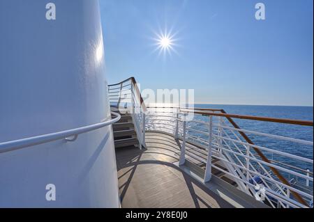 Vista dal ponte di una nave da crociera Mein Schiff 6 verso il mare soleggiato e il cielo limpido, il Mare del Nord, la Norvegia, l'Europa Foto Stock