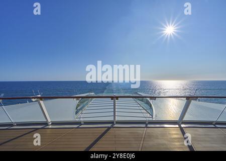 Vista dal ponte della nave, Mein Schiff 6, del vasto mare sotto il sole e il cielo azzurro, del Mare del Nord, della Norvegia, dell'Europa Foto Stock