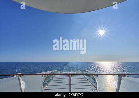 Vista dal ponte della nave, Mein Schiff 6, del vasto mare sotto il sole e il cielo azzurro, del Mare del Nord, della Norvegia, dell'Europa Foto Stock