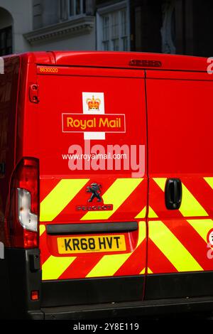 Londra, Regno Unito - 19 settembre 2024; Royal mail rosso veicolo di consegna con striscia di avvertimento e cartello del marchio Peugeot Foto Stock