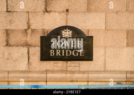 Londra, Regno Unito - 19 settembre 2024; cartello del Tower Bridge con lo stemma della City of London su mattoni Foto Stock