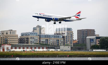 Londra, Regno Unito - 21 settembre 2024; British Airways BA CityFlyer ERJ-190 aeromobili passeggeri atterrano all'aeroporto di London City LCY Foto Stock