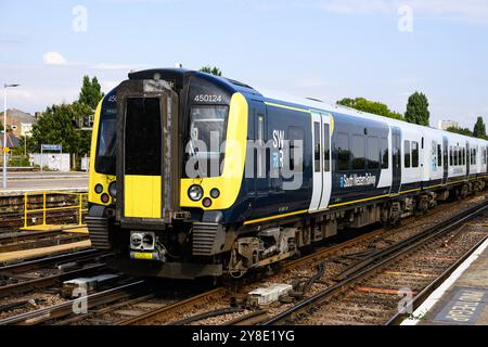 Londra, Regno Unito - 21 settembre 2024; South Western Railway Class 450 a Clapham Junction Foto Stock