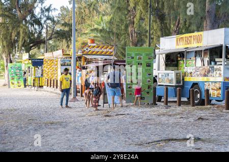 Camion alimentari tipici, cibo su ruote, Flic en Flac, spiaggia, costa occidentale, oceano Indiano, isola, Mauritius, Africa Foto Stock